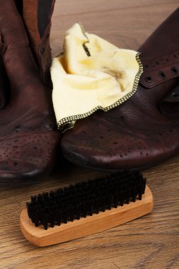 Ayakkabı ve bir ahşap zemin üzerinde temizleme ekipmanı