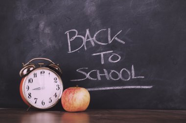 Saat ve bir elma yazı tahtası Vintage Retro filtre karşı.