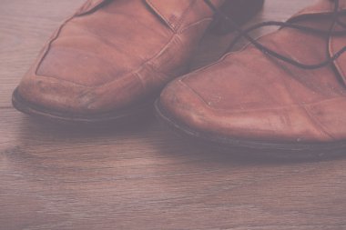 Ahşap zemin Vintage Retro filtre üzerinde ayakkabı.