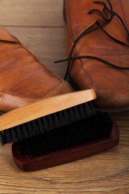 Ayakkabı ve bir ahşap zemin üzerinde temizleme ekipmanı