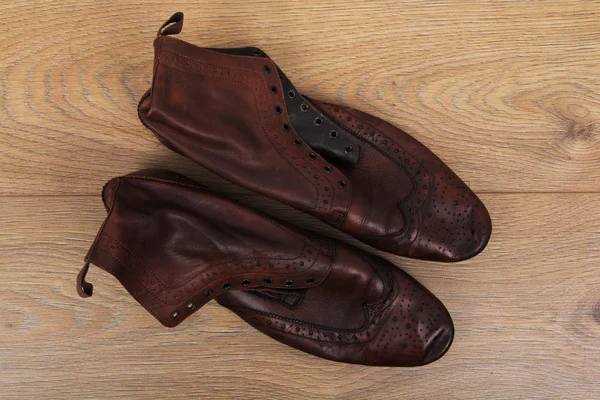 Schoenen op een houten vloer — Stockfoto