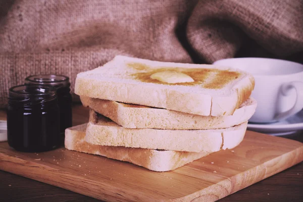 Kromki chleba tostowego z rustykalnym tło Vintage Retro filtr — Zdjęcie stockowe