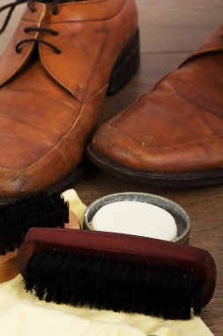 Ayakkabı ve bir ahşap zemin üzerinde temizleme ekipmanı