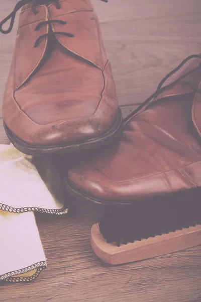 Schoenen en Reinigingsapparatuur op een houten vloer Vintage Retro Fil — Stockfoto