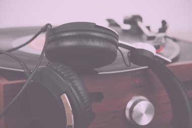 Eski retro plak çalar Vintage Retro filtre kulaklıktan.