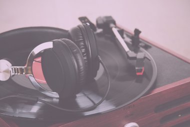 Eski retro plak çalar Vintage Retro filtre kulaklıktan.