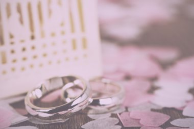 Alyans konfeti Retro Vintage bir ahşap zemin üzerine