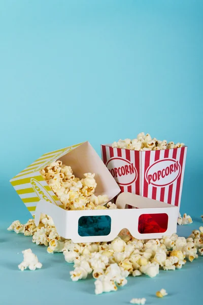 Popcorn bucket against a blue background — Stock Photo, Image