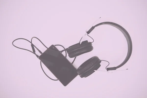 Czarny słuchawki na jasnym tle kolorowe Vintage Ret — Zdjęcie stockowe