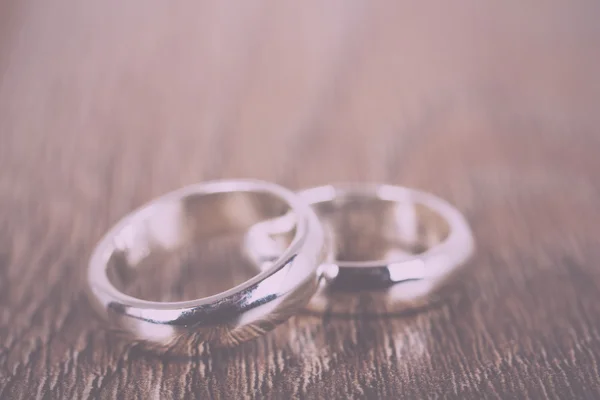 Pair of wedding rings on a wooden background Vintage Retro Filte — Stock Photo, Image