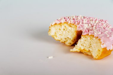 Hafif bir arka plan üzerinde buzlu halka