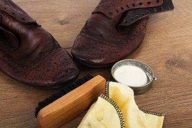 Ayakkabı ve bir ahşap zemin üzerinde temizleme ekipmanı