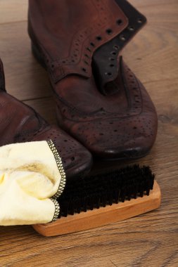 Ayakkabı ve bir ahşap zemin üzerinde temizleme ekipmanı