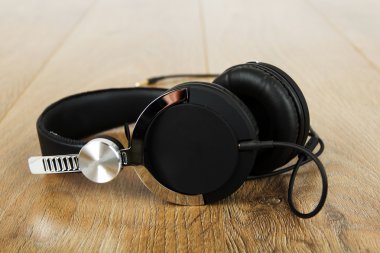 Çift-in headphones rustik ahşap yüzeye