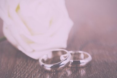 Alyans ahşap zemin Retro Vintage Filte üzerine çifti