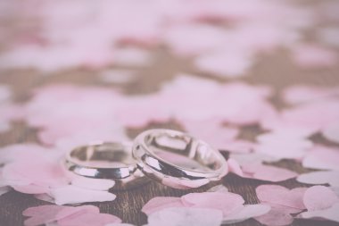 Alyans konfeti Retro Vintage bir ahşap zemin üzerine