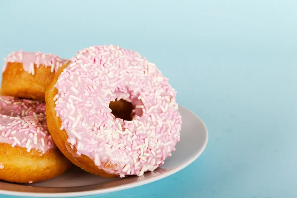 Donut gelado em um fundo azul claro — Fotografia de Stock