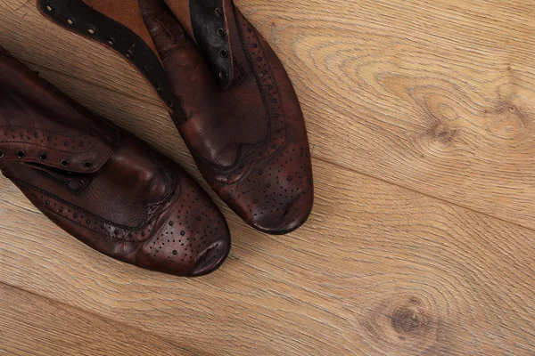 Schoenen op een houten vloer — Stockfoto