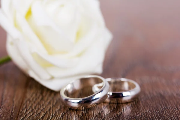 Par de anillos de boda sobre un fondo de madera — Foto de Stock