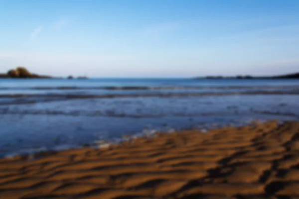 Areia e mar à beira-mar em Bude, Cornwall Fora de foco . — Fotografia de Stock