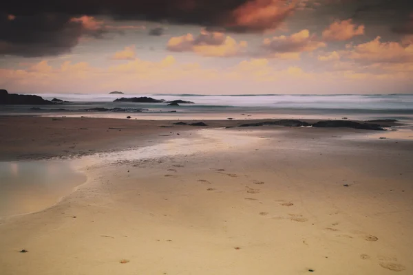 Ранним утром вид на пляж на Polzeath Vintage Retro Filter — стоковое фото