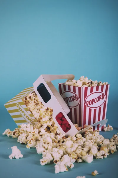Popcorn hink mot en blå bakgrund Vintage Retro Filter. — Stockfoto