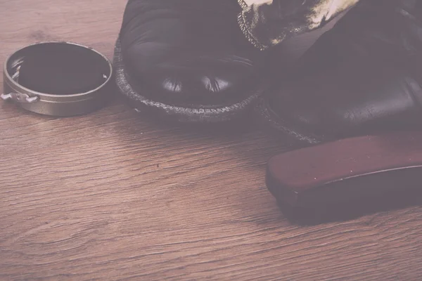 Schoenen en Reinigingsapparatuur op een houten vloer Vintage Retro Fil — Stockfoto