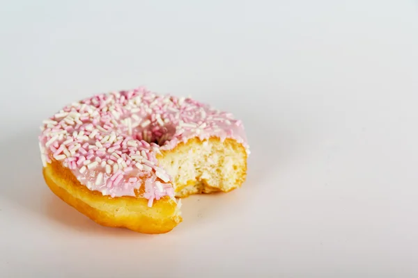 Donut gelado em um fundo claro — Fotografia de Stock