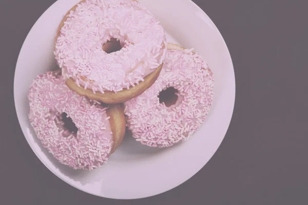 Donut gelado em um fundo blackboard Vintage Retro Filter . — Fotografia de Stock