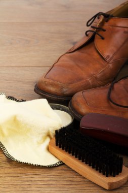 Ayakkabı ve bir ahşap zemin üzerinde temizleme ekipmanı