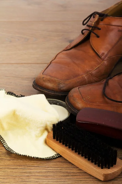 Ayakkabı ve bir ahşap zemin üzerinde temizleme ekipmanı