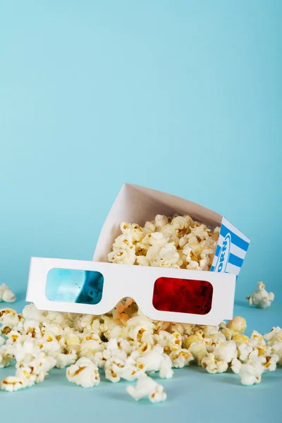 Popcorn bucket against a blue background — Stock Photo, Image