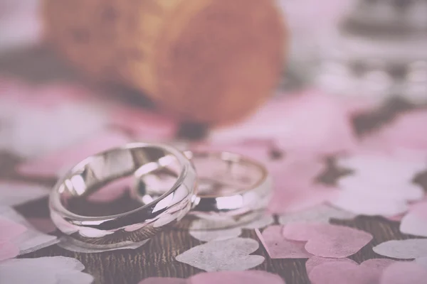 Anillos de boda sobre fondo de madera con confeti Vintage Retro — Foto de Stock