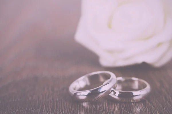 Par de anillos de boda sobre un fondo de madera Vintage Retro Filte Imagen De Stock