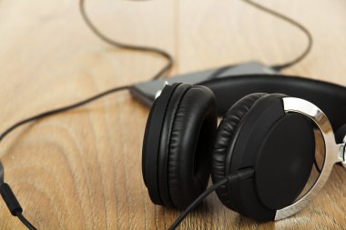 Kulaklık ve telefon bir ahşap yüzeye