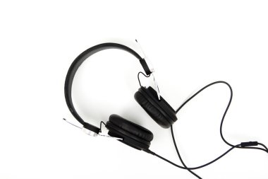 Bir ışık renkli arka plan siyah kulaklık