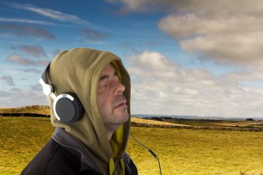 Kulaklık dinleme kapüşonlu adam