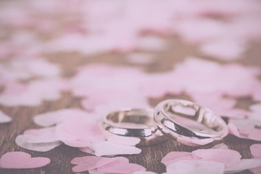 Alyans konfeti Retro Vintage bir ahşap zemin üzerine