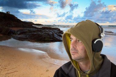 Kulaklık dinleme kapüşonlu adam