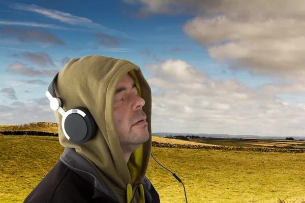 Kulaklık dinleme kapüşonlu adam