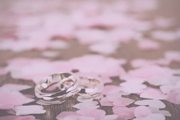 Anillos de boda sobre fondo de madera con confeti Vintage Retro — Foto de Stock