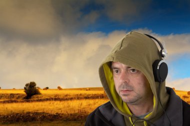 Kulaklık dinleme kapüşonlu adam