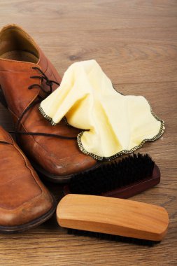 Ayakkabı ve bir ahşap zemin üzerinde temizleme ekipmanı