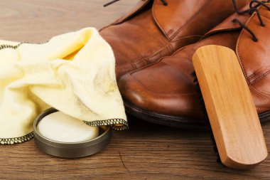 Ayakkabı ve bir ahşap zemin üzerinde temizleme ekipmanı