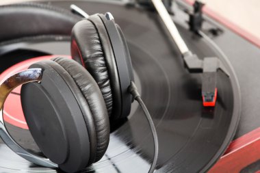 Eski bir retro plak çalar kulaklıktan