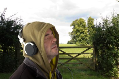 Kulaklık dinleme kapüşonlu adam