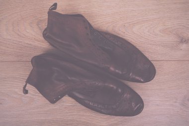 Ahşap zemin Vintage Retro filtre üzerinde ayakkabı.