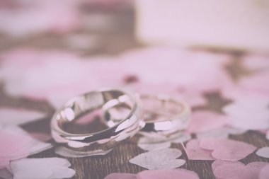 Alyans konfeti Retro Vintage bir ahşap zemin üzerine