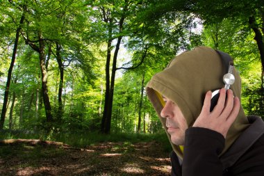 Kulaklık dinleme kapüşonlu adam