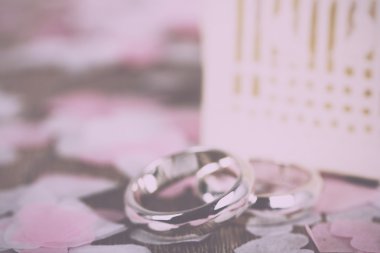 Alyans konfeti Retro Vintage bir ahşap zemin üzerine